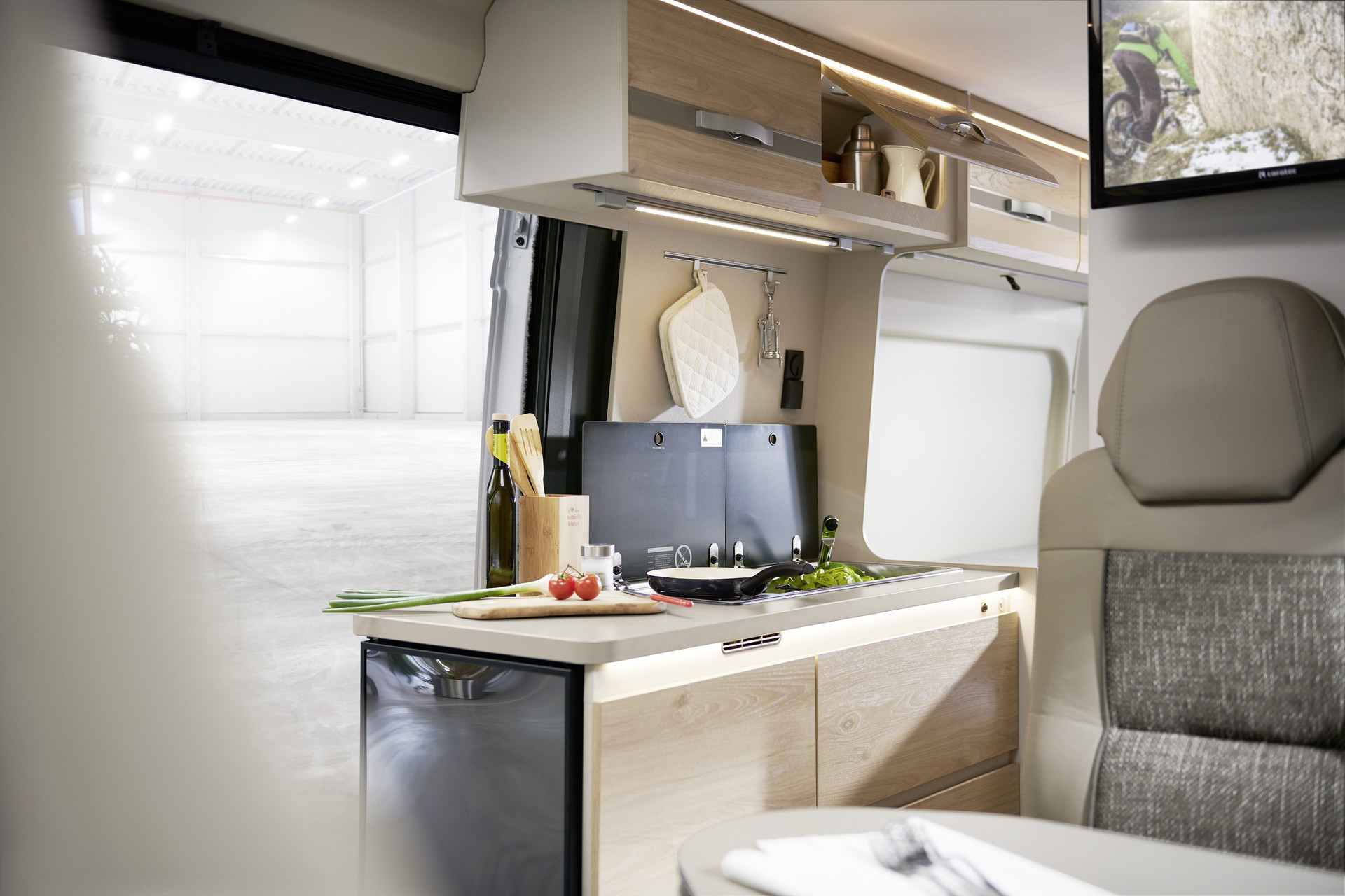 Cozinhar (quase) como em casa. Utilização ideal do espaço e das superfícies. O frigorífico de grande dimensão é facilmente acessível por fora e por dentro, através de uma porta com um ângulo de abertura de 180°.