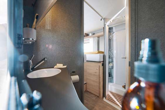 Materiais e acabamentos de alta qualidade também acrescentam um toque de luxo à casa de banho. • T 7055 EB