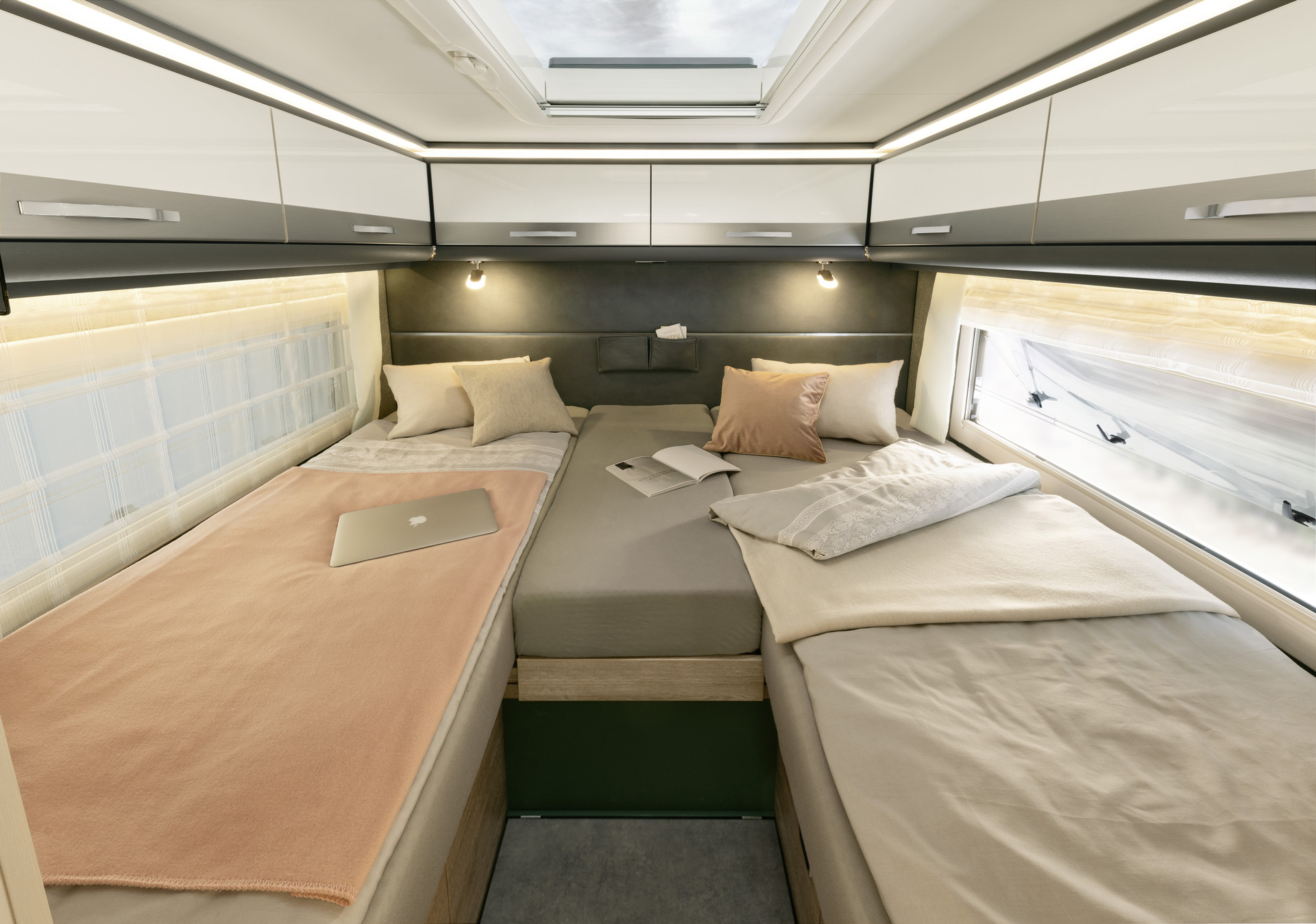 As camas individuais têm 200 x 80 ou 195 x 80 cm. Podem ser convertidas numa enorme cama de casal, em toda a largura do veículo. • A 9000-2