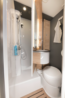 Para se transformar numa cabina de duche, basta soltar o fecho e fazer mover a parede giratória em torno da sanita.