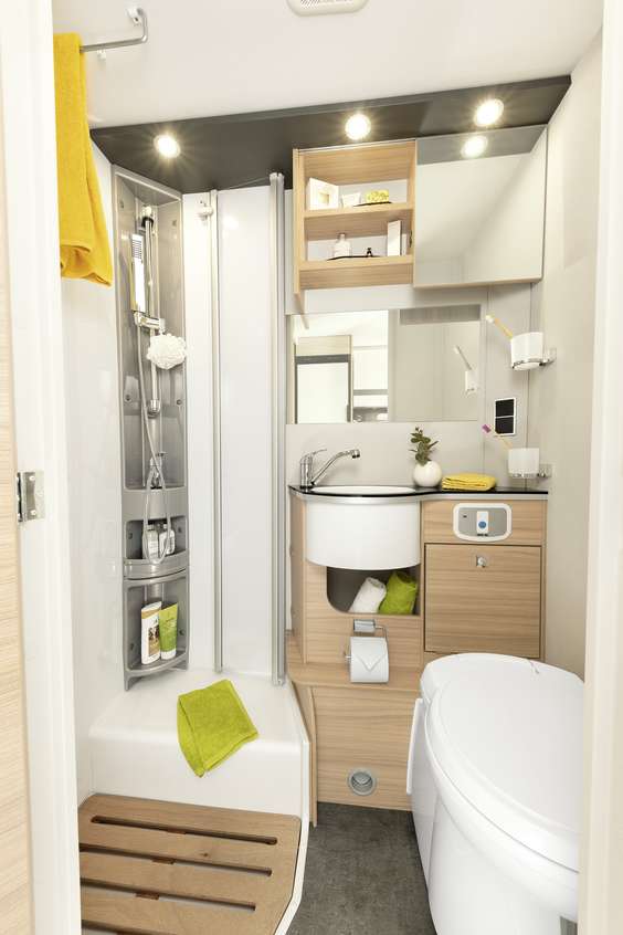 O modelo T / I 6 tem uma cabina de duche espaçosa e separada, um lavatório de fácil acesso e muito espaço de arrumação • T/I 6