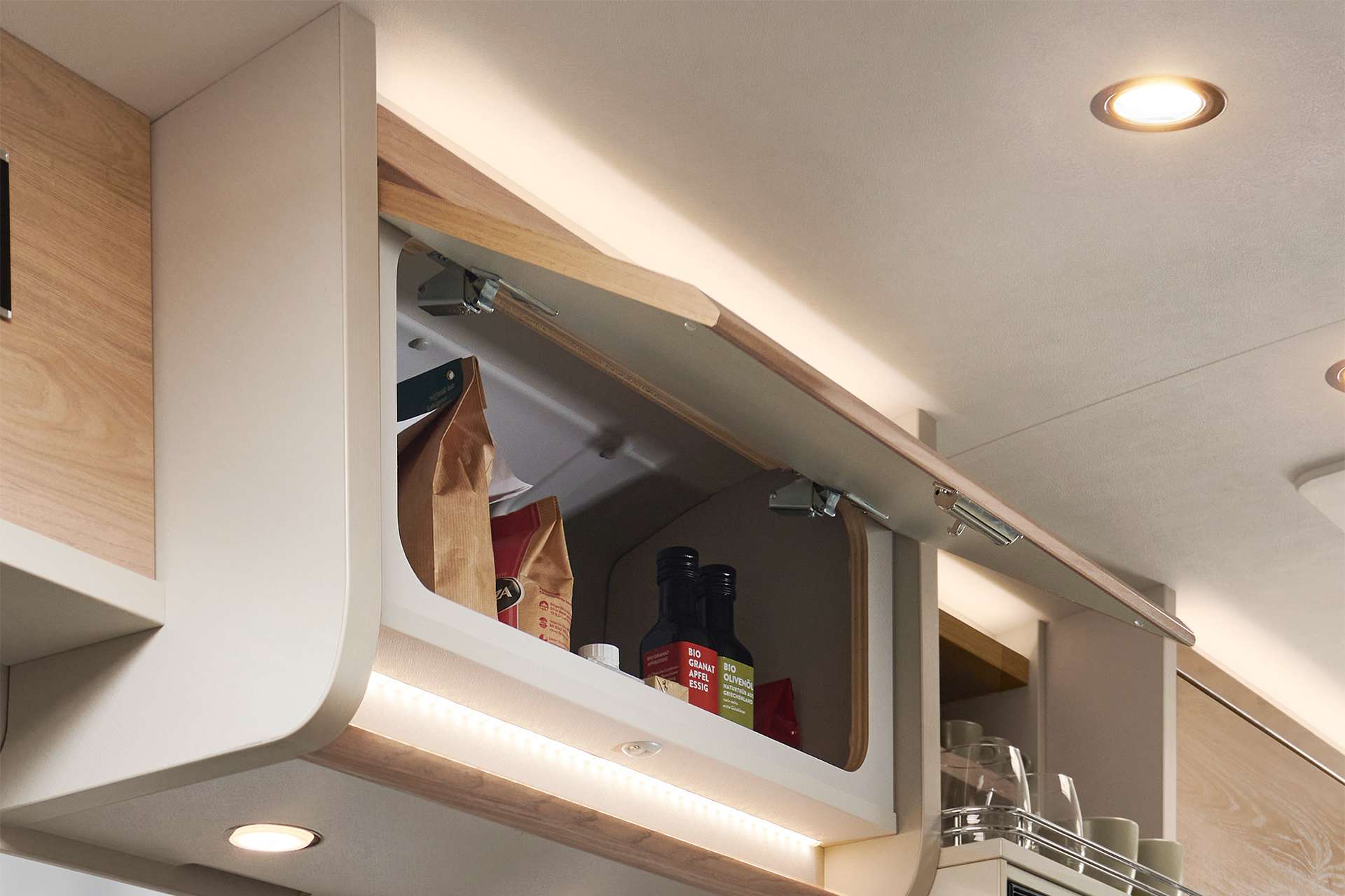 Elegantes e modernos: os armários de teto sem puxadores da Globetrail, com arestas biseladas e iluminação indireta.
