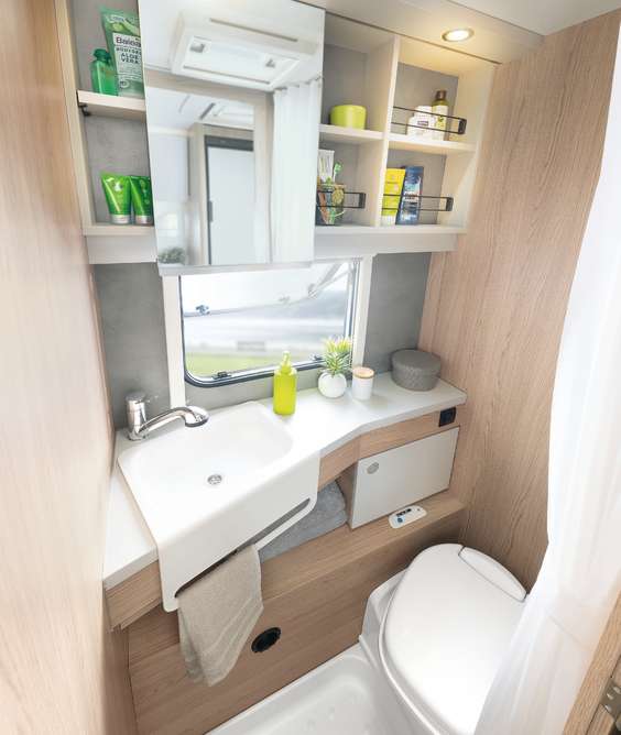 Casa de banho compacta em cores claras e detalhes bonitos e práticos como o toalheiro integrado e o prático armário com espelho • 510 ER | Skagen