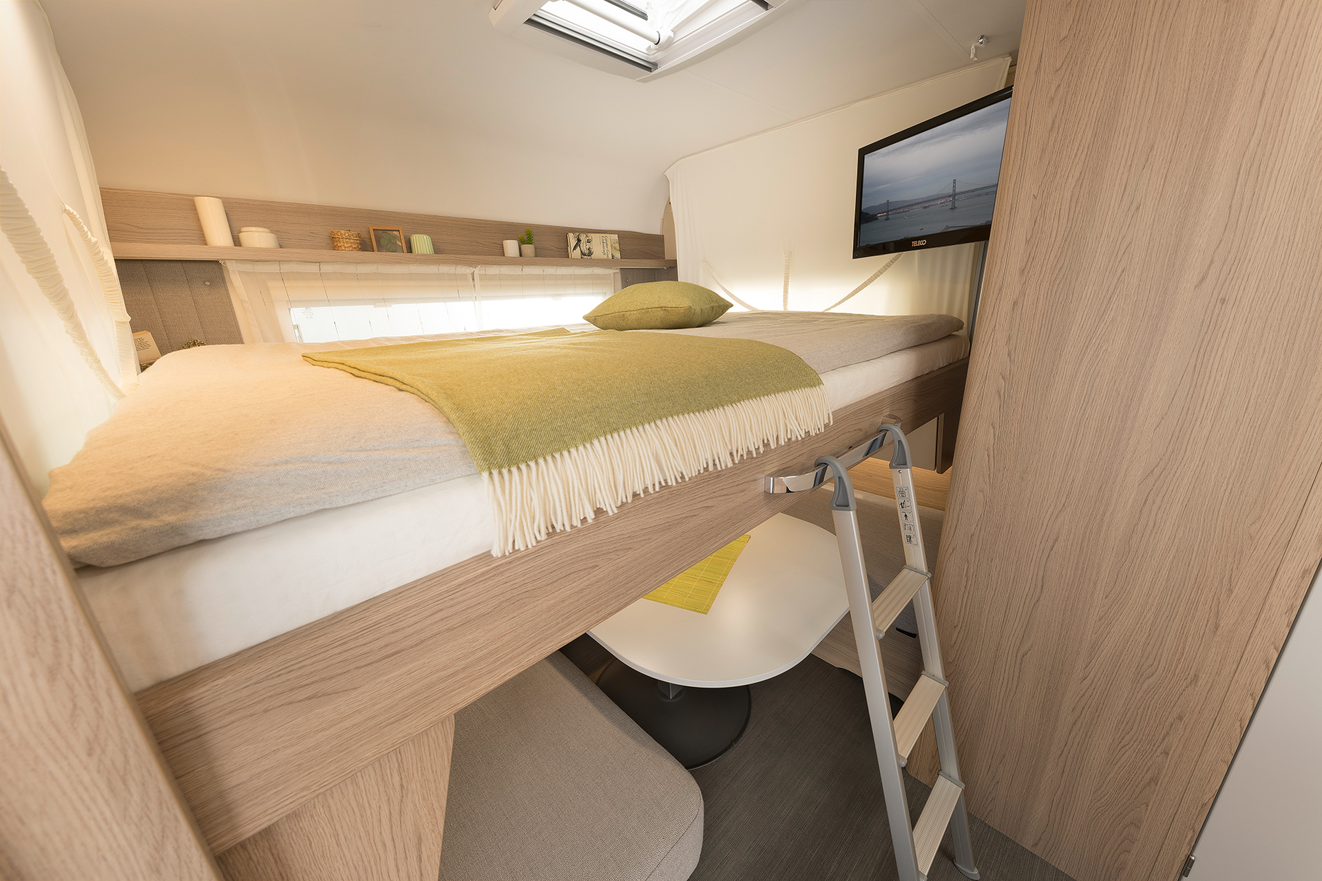 Em viagem como casal ou com amigos: a prática cama elevatória por cima do grupo de assentos torna-o possível. • 530 ER | Skagen