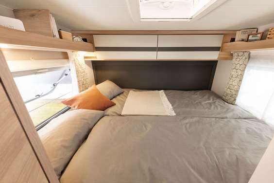 A cama dupla transversal com uma área de 200 x 145 cm oferece amplo espaço para descansar. Tal como as camas individuais, oferece um conforto perfeito para dormir graças ao colchão de 7 zonas e 150 mm de espessura fabricado com material termorregula