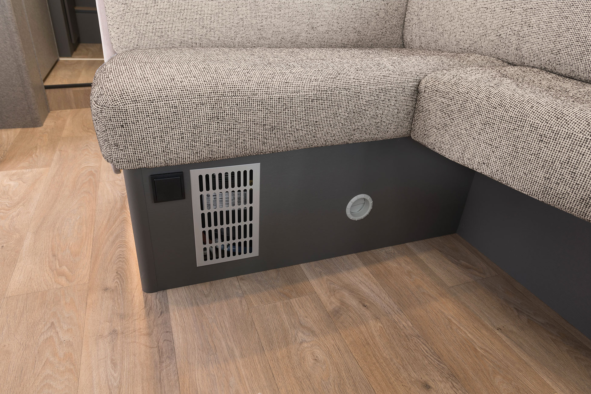 O aquecimento está diretamente integrado no grupo de assentos. A instalação compacta garante o máximo desempenho do aquecimento. A válvula de controlo de geada é facilmente acessível através do armário da cozinha.