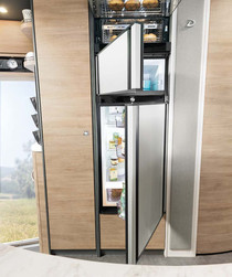 Opcionalmente: frigorífico com congelador de 177 l com forno integrado. As portas podem ser abertas para a esquerda e para a direita através de um duplo batente!