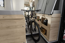 Quer sejam compartimentos para utensílios de campismo ou espaço para a bicicleta: há muito espaço de arrumação escondido debaixo da cama.