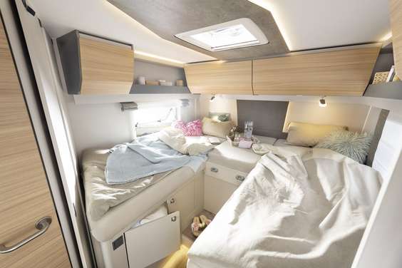 As camas individuais, com mais de dois metros de comprimento, juntam-se no topo e podem ser convertidas numa grande cama de casal • T / I 7051 EB
