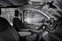 Isolamento térmico e cortinas black-out em todo o veículo. Mantêm os olhares indesejados fora e a temperatura agradável dentro.