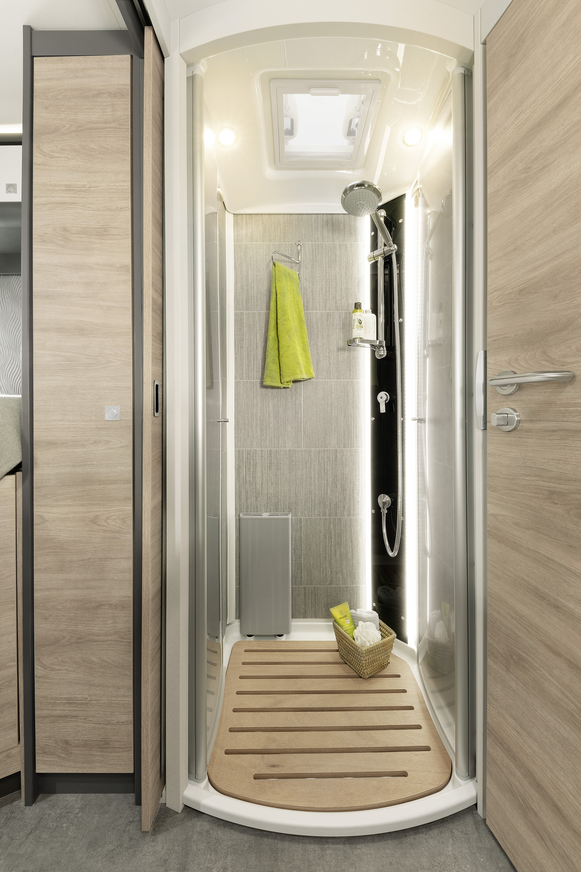 Muito espaço também no duche separado com acessórios retroiluminados