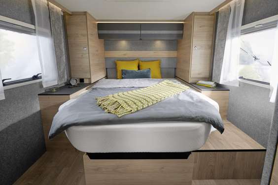 A cama queen-size de 190 x 150 cm é ajustável em altura de série. Prefere mais espaço na garagem traseira ou mais altura no quarto? A decisão é sua dependendo da situação de carga. • T 7055 DBL