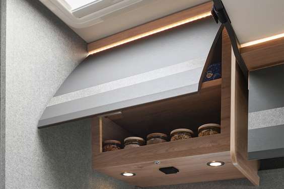 Os armários de teto fecham suavemente com um mecanismo Soft Close e possuem uma iluminação indireta.