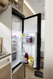 Muito espaço: o frigorífico de 84 l, incl. compartimento de congelação, ergonomicamente localizado.