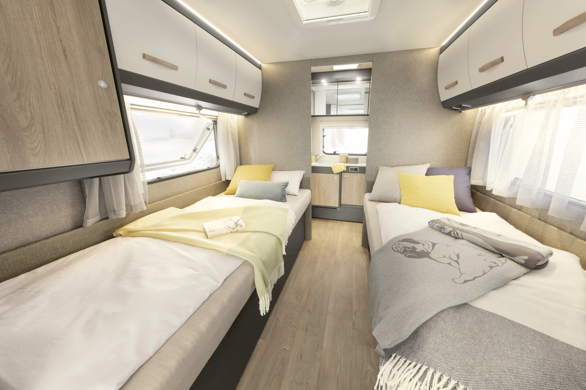 Las cómodas camas gemelas prometen un sueño reparador. A continuación, se encuentra el amplio cuarto de aseo a lo ancho de la caravana • 670 BET | Tarragona