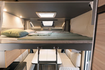 Mais lugares para dormir? Os modelos semi-integrais podem ser equipados com uma cama elevatória elétrica, por cima do grupo de assentos. Dois lugares adicionais para dormir que não ocupam espaço durante o dia.