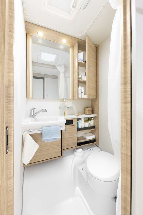 Com o duche compacto, a Camper oferece tudo que você precisa para se refrescar nas férias • 550 ESK | Mount