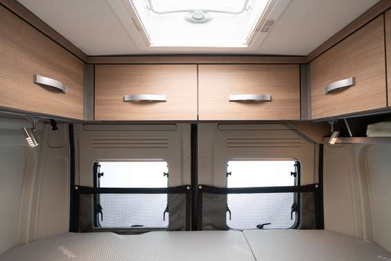 Os armários suspensos de série acima da porta traseira fornecem espaço de arrumação adicional.