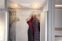 deal para secar roupa molhada: o varal de escorrimento na cabina de duche (consoante o modelo)