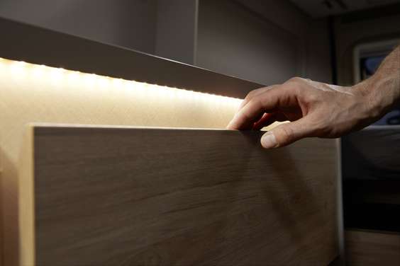 A iluminação indireta fornece luz na gaveta e cria um ambiente acolhedor ao mesmo tempo.