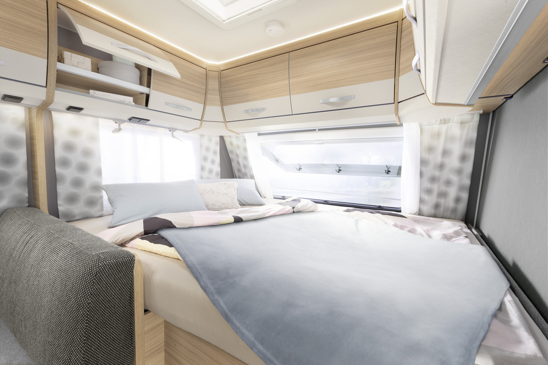 La gran cama transversal en la zona de entrada ofrece mucho espacio para el tiempo en pareja • 500 QSK | Galaxy Ideal