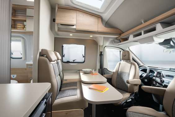 Tecidos de alta qualidade, combinações de cores de bom gosto e uma execução robusta tornam a Globetrail um verdadeiro veículo Dethleffs. As janelas integradas fazem parte do equipamento de série no veículo Ford.
