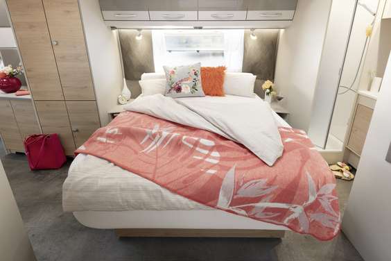 A grande cama de casal é confortavelmente acessível em três lados e, durante o dia, pode ser retraída para mais espaço • 650 RQT | Chromo