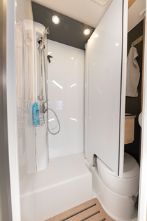 A cabina de duche! Em combinação com a porta de correr revestida a plástico, o resultado é uma cabina de duche protegida contra a água. Não há melhor aproveitamento do espaço limitado.