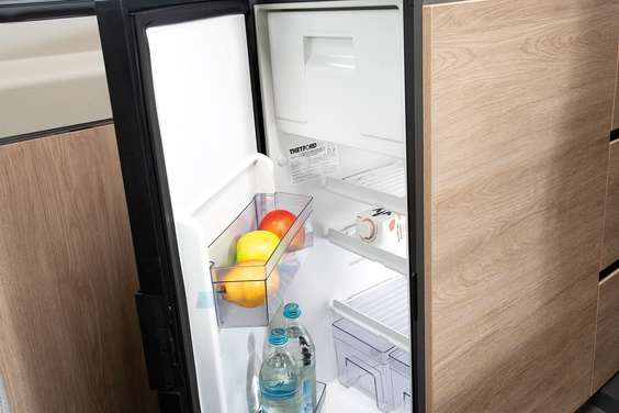 Muito espaço: todos os frigoríficos têm um volume de 84 l com congelador, quer sejam instalados na frente ou a uma altura ergonómica.