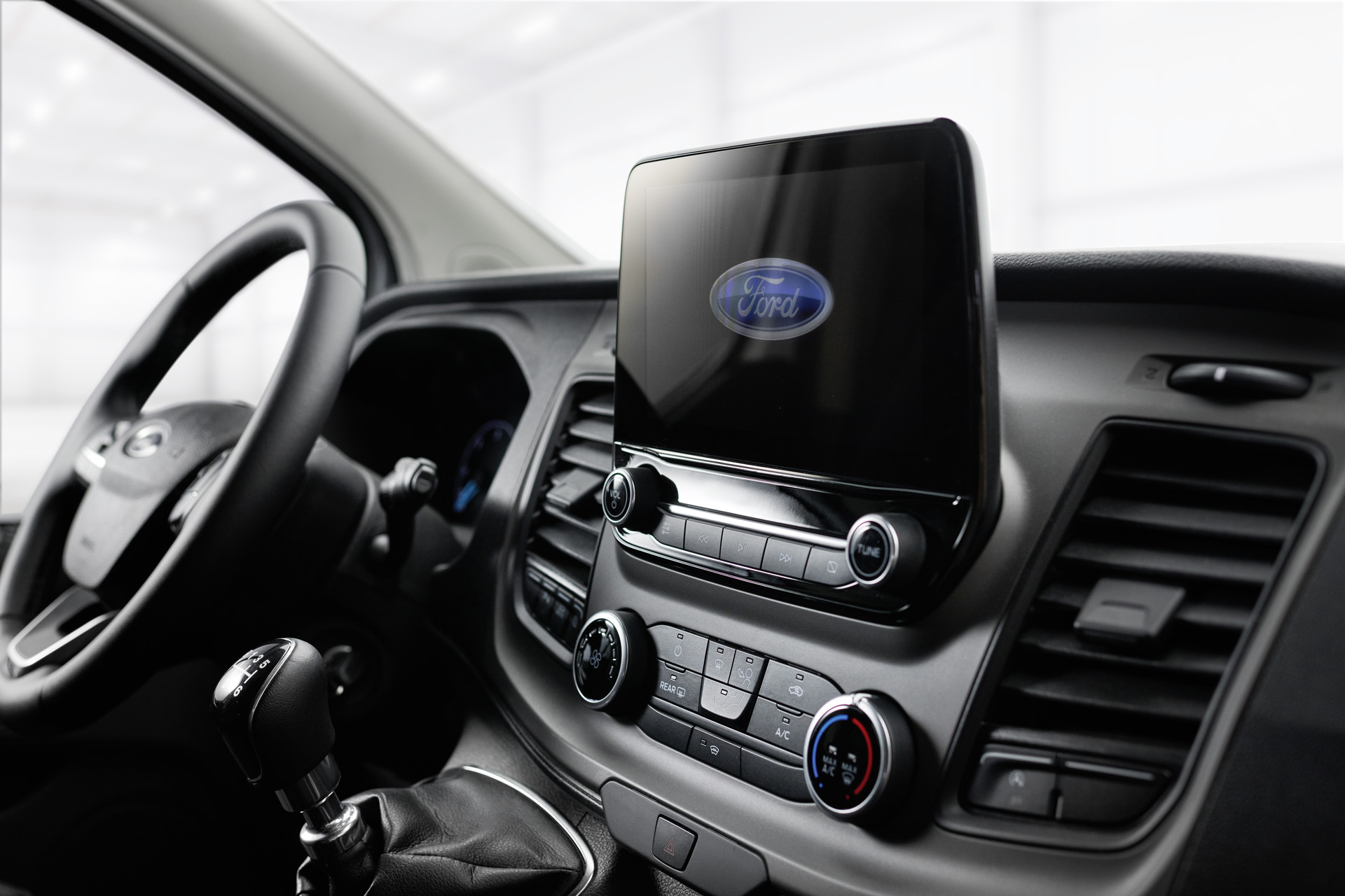 Sistema de áudio Ford com DAB+, câmara de marcha-atrás com transmissão de imagem no display multifunções, ar condicionado incl. filtro de pó e de pólen.