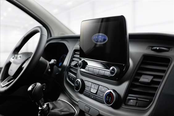 Sistema de áudio Ford com DAB+, câmara de marcha-atrás com transmissão de imagem da trajetória de marcha-atrás no display multifunções, ar condicionado de tejadilho, incl. filtro de pó e de pólen.