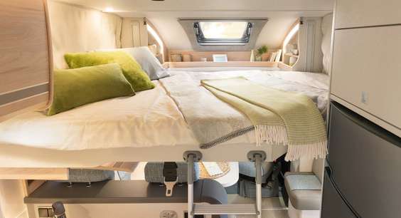 Dois lugares adicionais para dormir com o simples premir de um botão! A cama elevatória, com mecanismo elétrico, tem uma superfície de 200 x 140 cm e desaparece sob o teto durante o dia. • T 7051 EB