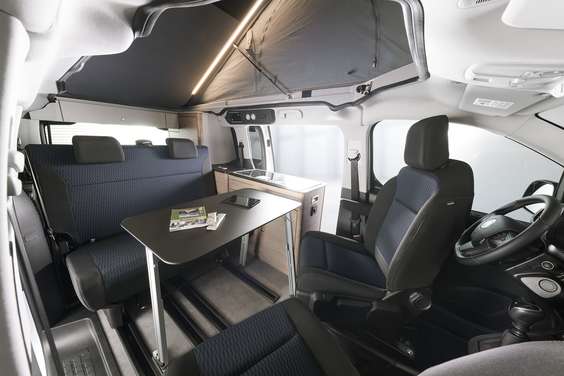 A mesa multifuncional pode ser utilizada tanto no interior do veículo como no exterior.