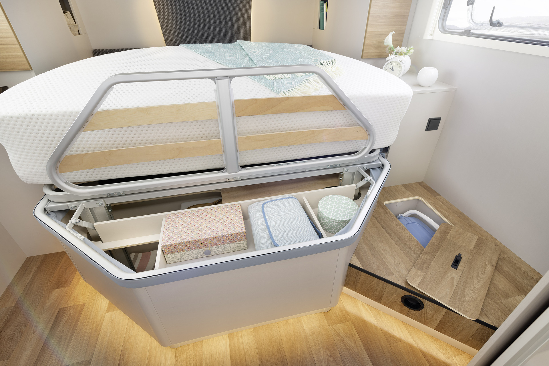 Espaço de armazenamento debaixo da cama de casal. Estas camas são ajustáveis em altura de série em todos os layouts DBM e DBL • T / I 7051 DBM & DBL