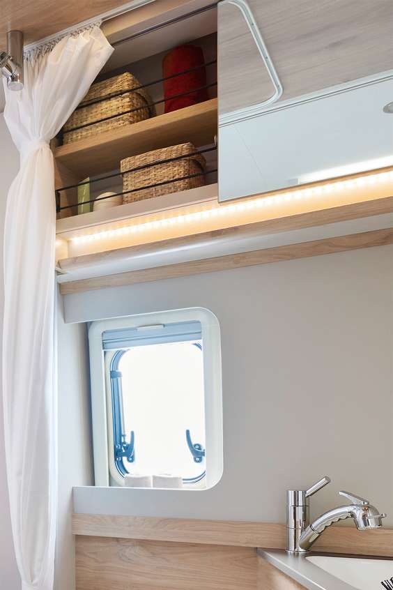Espaçoso armário de casa de banho com proteção contra queda e espelho deslizante, bem como uma janela integrada para ótima ventilação (equipamento comemorativo do 90.º aniversário).