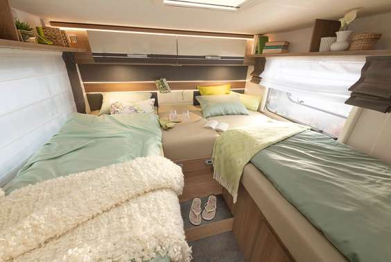 Durma profundamente nas confortáveis ​​camas individuais! Eles têm pelo menos 1,95 m de comprimento e podem ser convertidos em uma grande cama de casal • T / I 7057 EBL