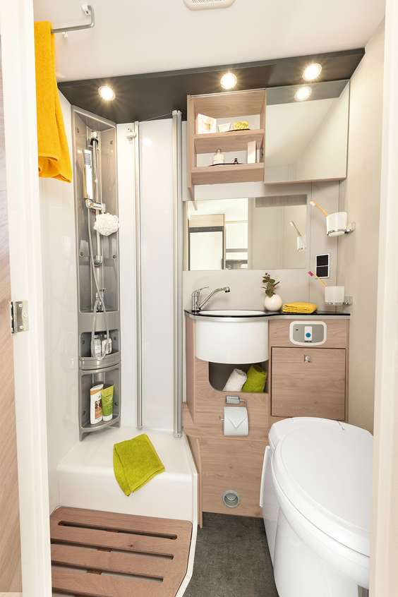 O modelo T / I 6 tem uma cabina de duche espaçosa e separada, um lavatório de fácil acesso e muito espaço de arrumação • T/I 6