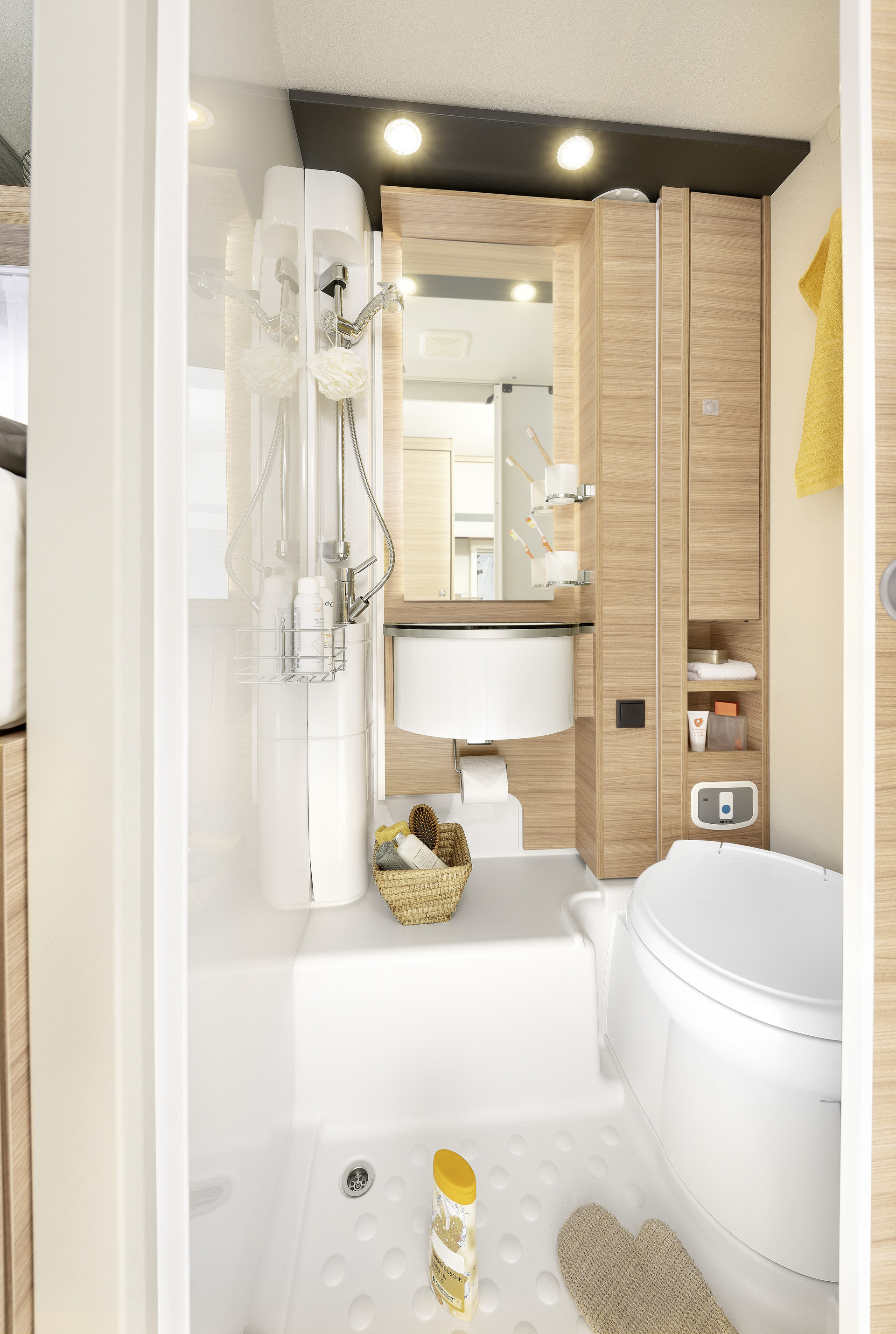 La T/I 6 dispone de una amplia cabina de ducha separada, un lavamanos de fácil acceso y mucho espacio de almacenamiento • T/I 6