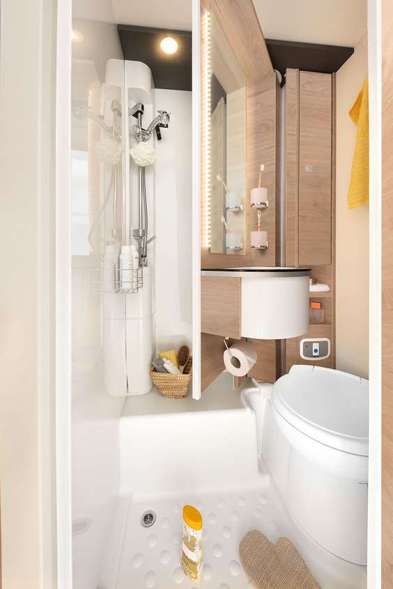 La T/I 6 dispone de una amplia cabina de ducha separada, un lavamanos de fácil acceso y mucho espacio de almacenamiento • T/I 6