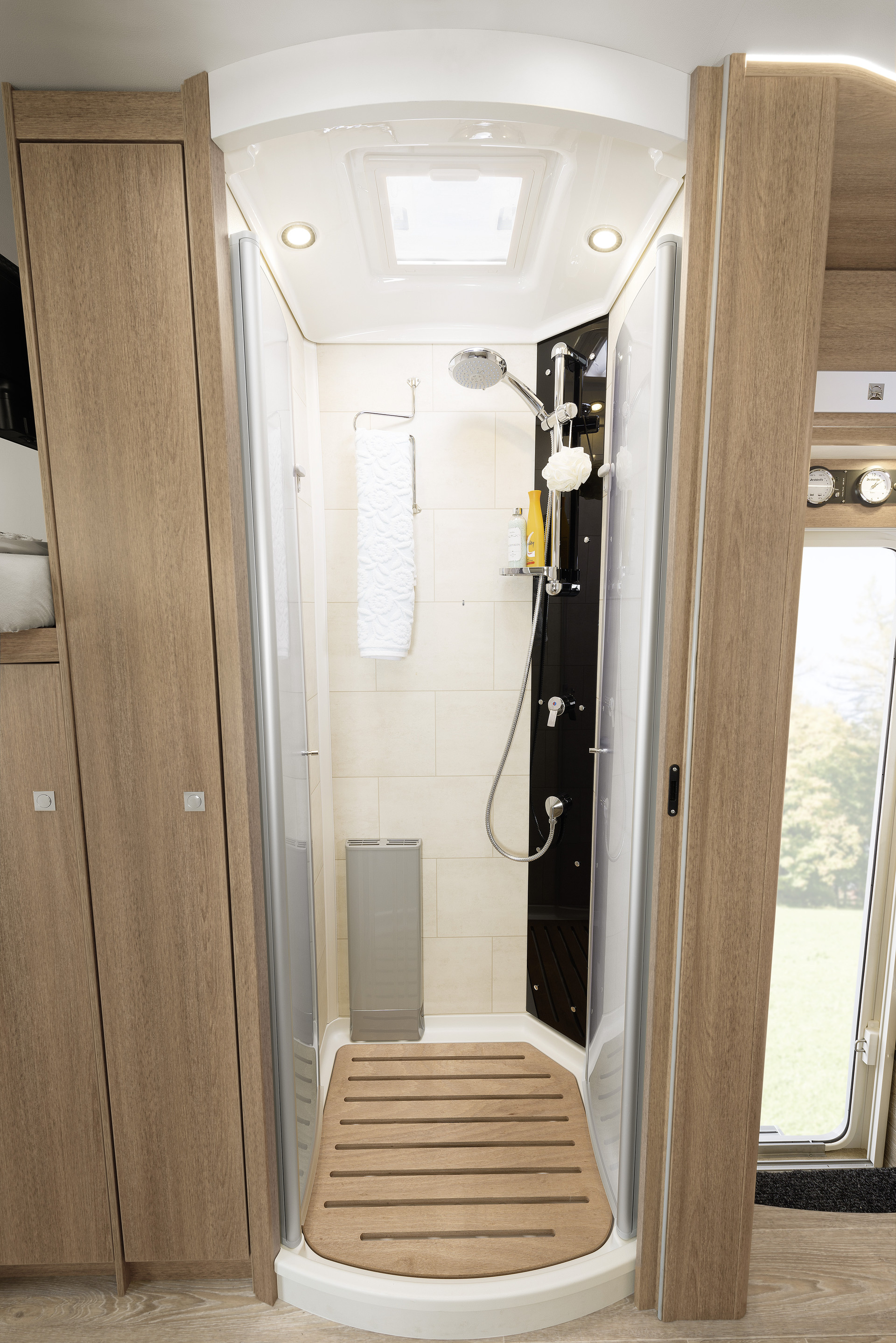A cabina de duche independente com portas de Plexiglas oferece uma grande liberdade de movimentos