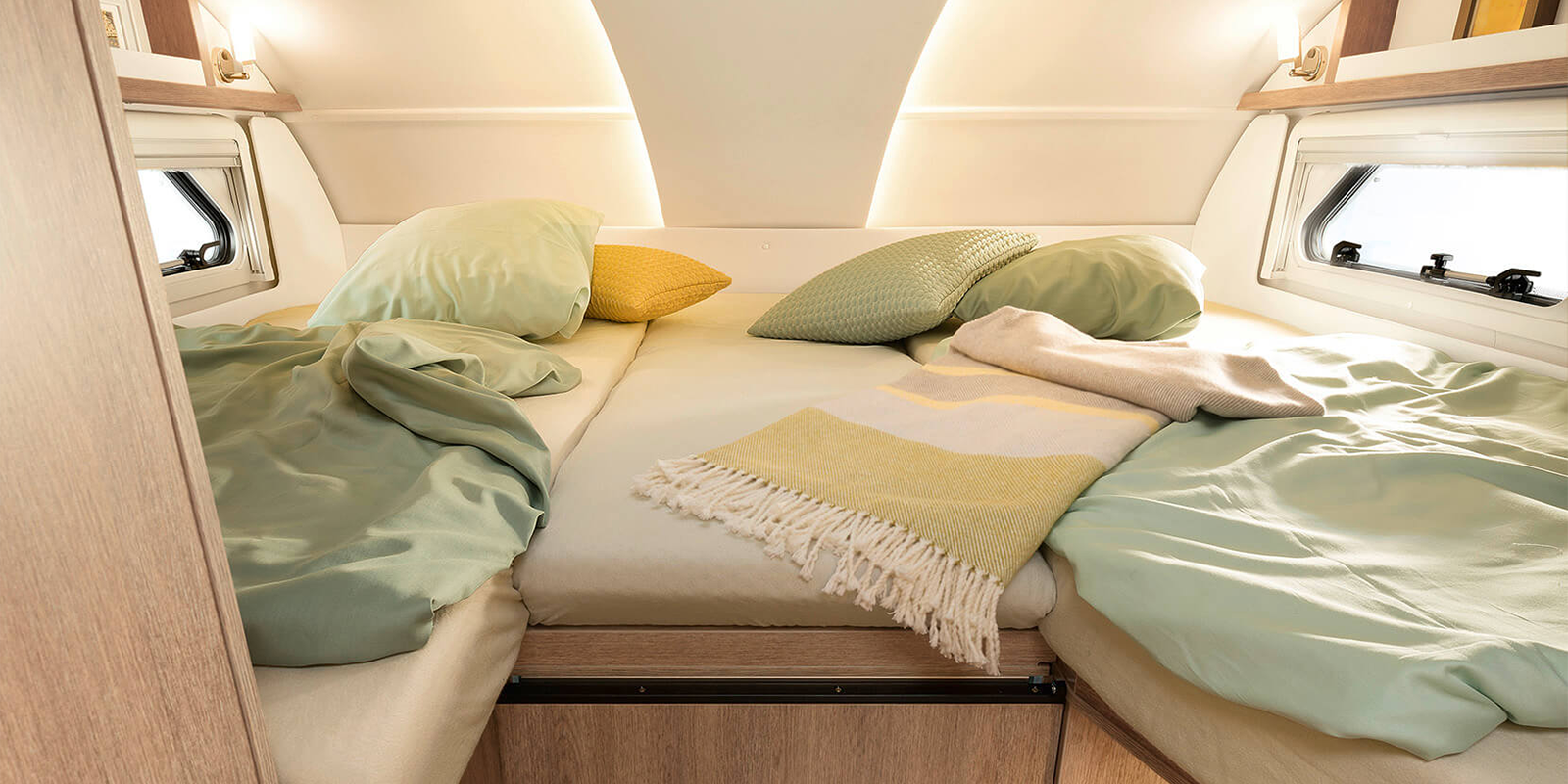 O acesso ao quarto no cappuccino, bem como a cama de baloiço nas Integralidades, é fácil e seguro graças à escada dobrável resistente • A 7820-2 | Roble Virginia | Amaro