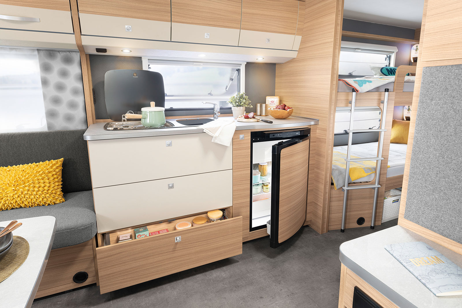 Nas gavetas espaçosas e armários mezaninos, há espaço para tudo que você precisa na sua cozinha de férias • 730 FKR | Galaxy