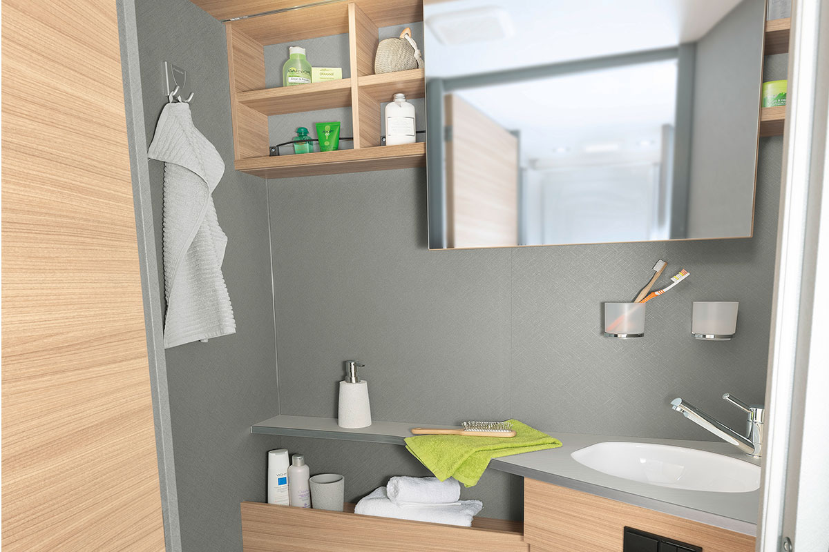 Casa de banho moderna com prático armário superior com espelho deslizante, bem como diferentes prateleiras e compartimentos • T 7052 EB