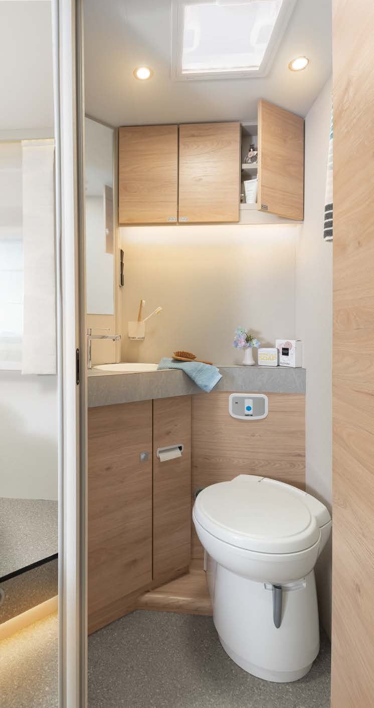 Não falta nada: armário com espelho, suporte de copo/escova dos dentes, saboneteira, suporte integrado para papel higiénico e muito espaço de armazenamento • T 7051 DBL