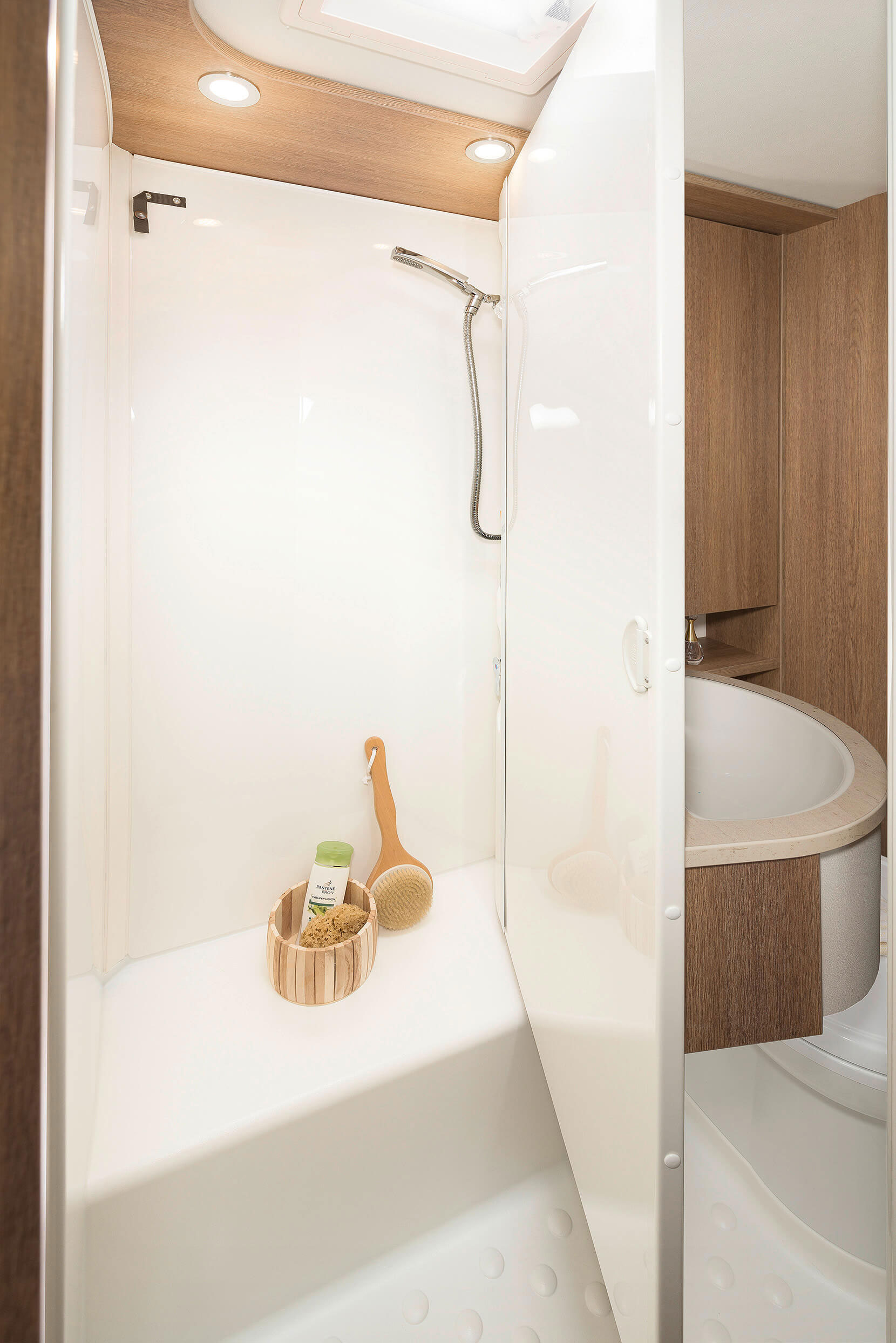 Casa de banho "Vario" com parede basculante: cabina de duche independente ou WC simplesmente virando a parede • A 5887 e A 6977