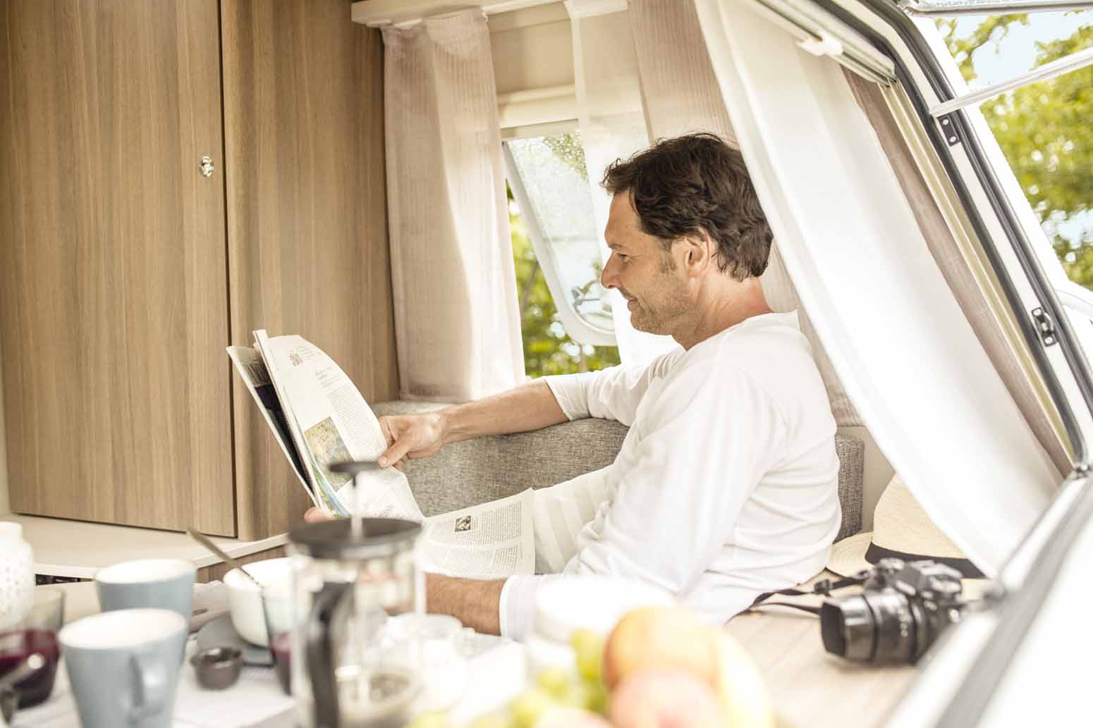 Desayunar en el cómodo salón de la caravana le permite empezar el día con buen humor y le da energía para disfrutar de sus vacaciones al máximo • 460 LE | Portobello 8